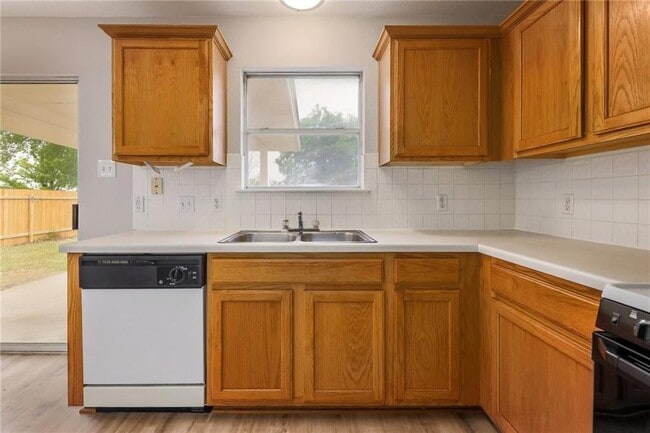Building Photo - 1400 Thibodeaux Dr