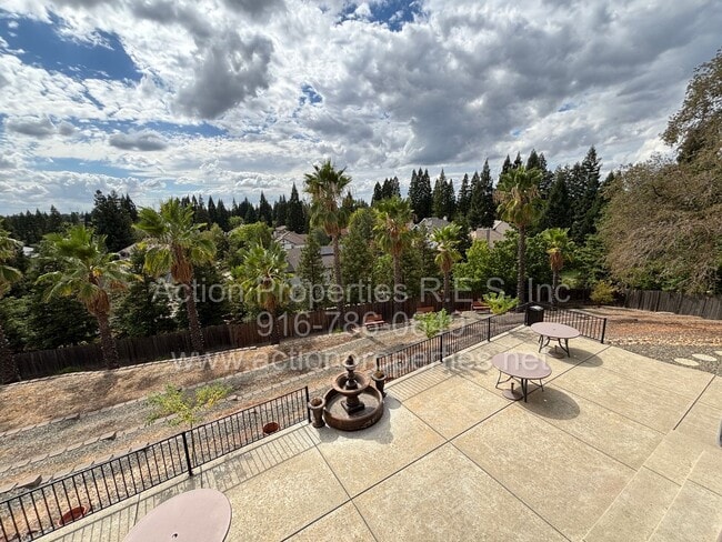 Building Photo - Gorgeous Villa - 3 Bed, 2.5 Bath - Beautiful Views - Highly Desirable Neighborhood!