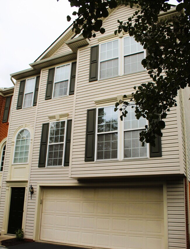 Building Photo - Roomy 3-Bedroom Townhouse in Baldwin Neigh...