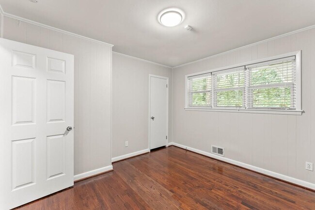 Building Photo - 2352 Elmwood Cir SE