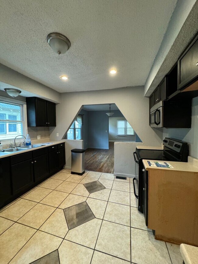 Building Photo - Coming Soon: 3 Bedroom Home Near Zoo & Parks!