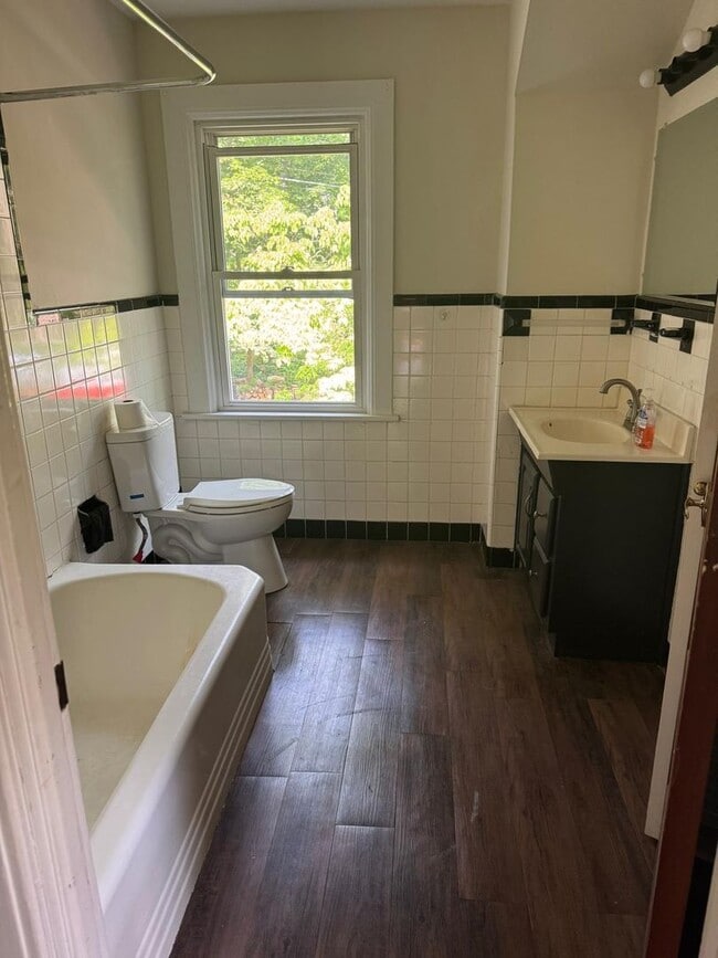 Building Photo - Riverfront home in a quiet spot, 3 acres, ...