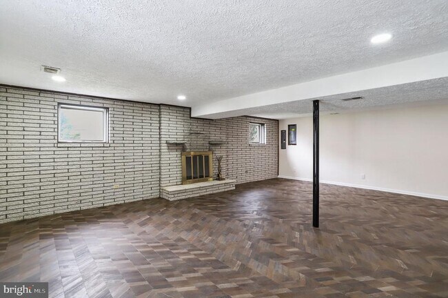 Building Photo - 5 Orchard Pl