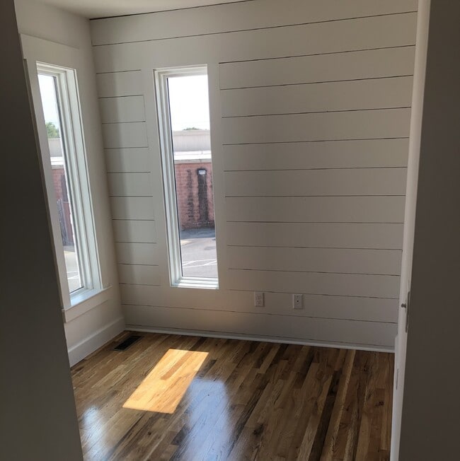 Building Photo - Contemporary 2BD 2.5 BA  3 Story Townhome with a View!