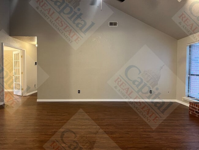 Building Photo - Charming 3 Bedroom