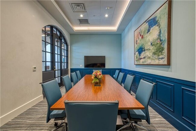 Building Photo - 702 E 11th St