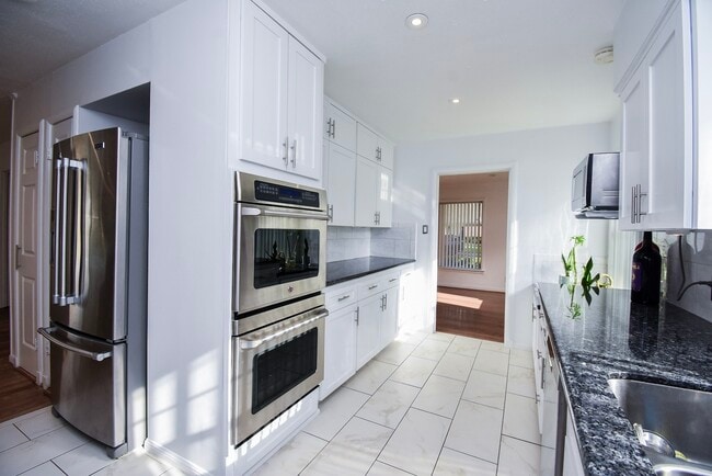 Building Photo - 5666 Overbrook Ln