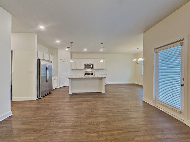 Building Photo - 921 Walden Pond Dr