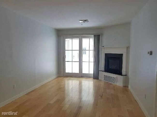 Building Photo - 2BR/2BA Condo Available October 1st!! - Great Downtown Location!!