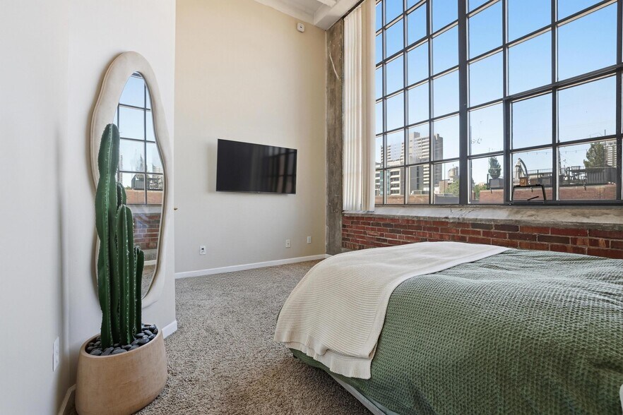 Building Photo - 611 N Park Ave