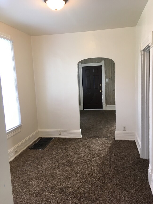 Building Photo - 2 BR Apt Near Downtown