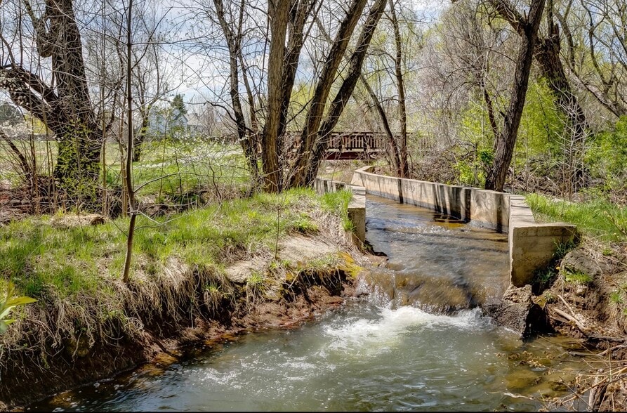 Walk to twin lakes - 4647 Burgundy Ln