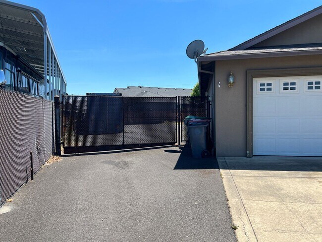 Building Photo - Quiet Neighborhood near Great Park!!