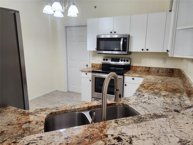 Building Photo - 6330 Green Oaks Cir