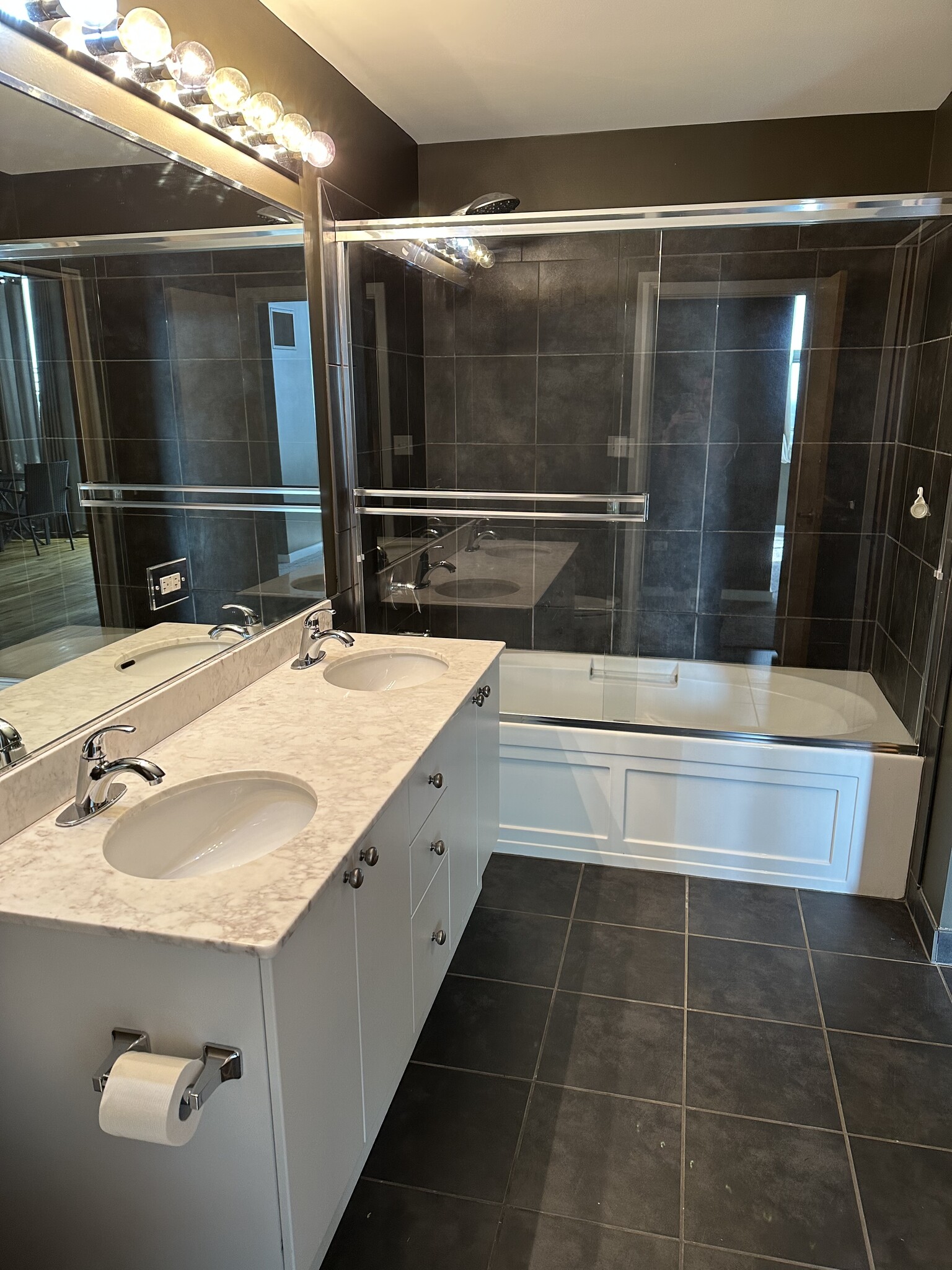 Master bathroom - 1720 S Michigan Ave