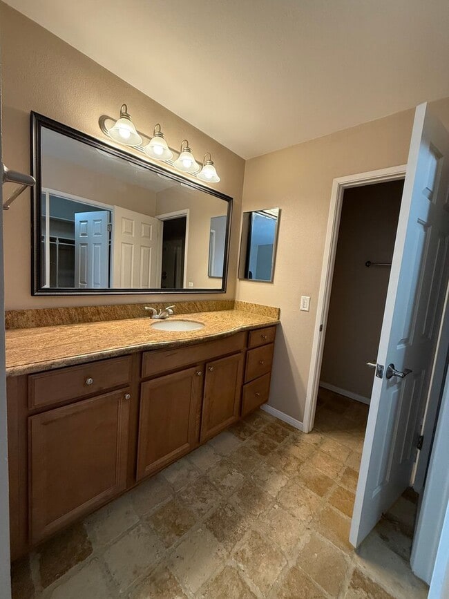 Building Photo - 2 bed 2 bath upstairs condo available to m...