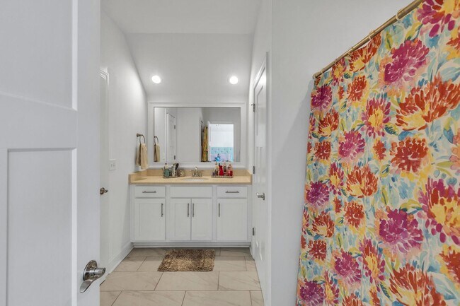 Building Photo - Move in Special!!! $500 off first months r...