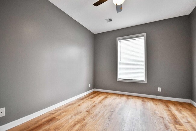 Building Photo - Pet Friendly Three Bedroom!