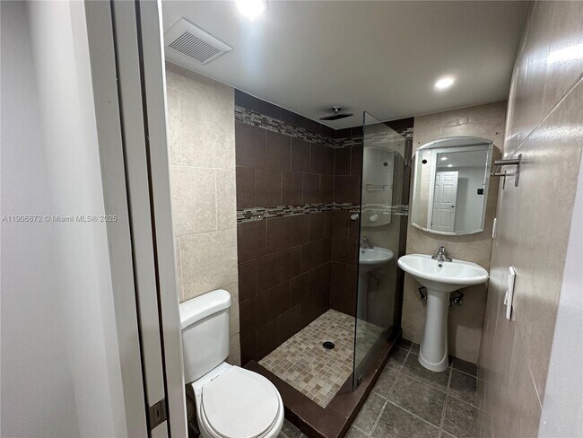 Building Photo - 6810 SW 70th Ave