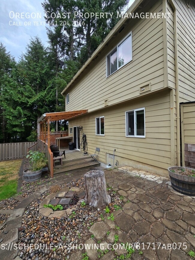 Building Photo - 520 Pettinger St