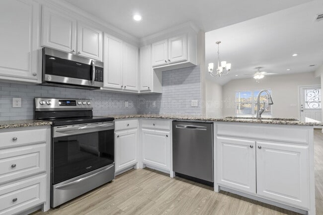 Building Photo - 931 N Barrett Ave