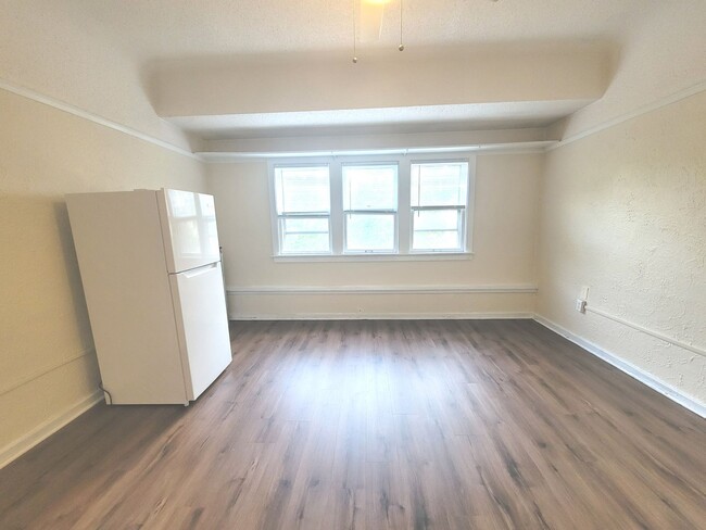 Interior Photo - 1503-15 E Kane Pl