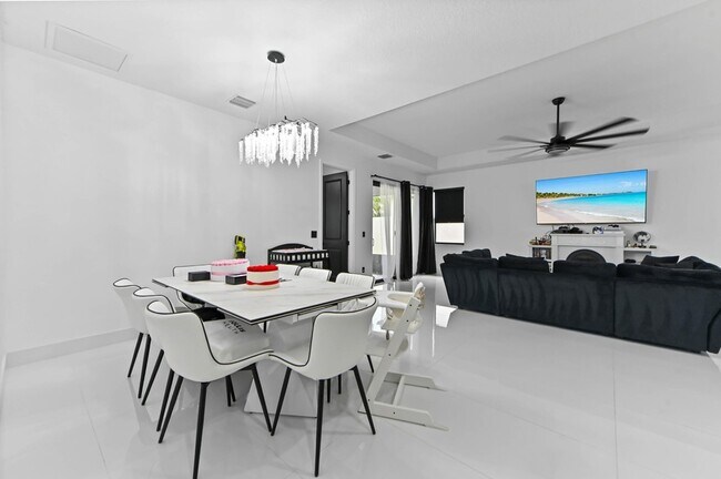Building Photo - 7461 Moonrise Dr