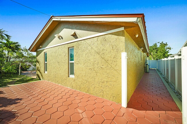 Building Photo - 4548 SW 28th Way