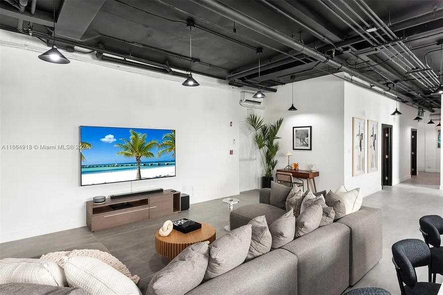 Building Photo - 2201 Collins Ave
