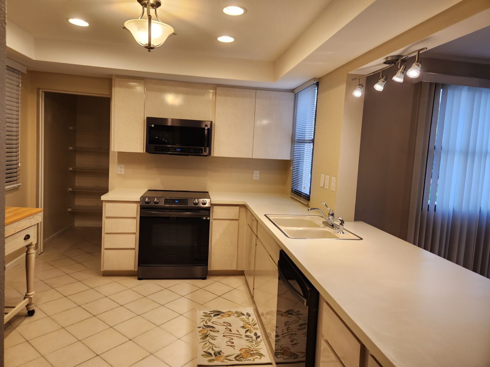 Large kitchen - 3546 Richwood Link
