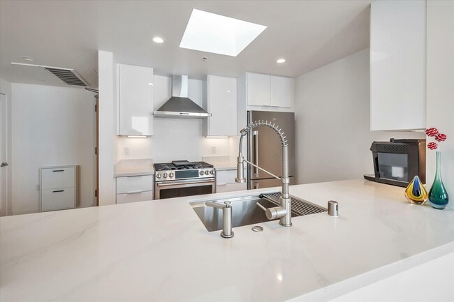 Building Photo - 69 Clementina St