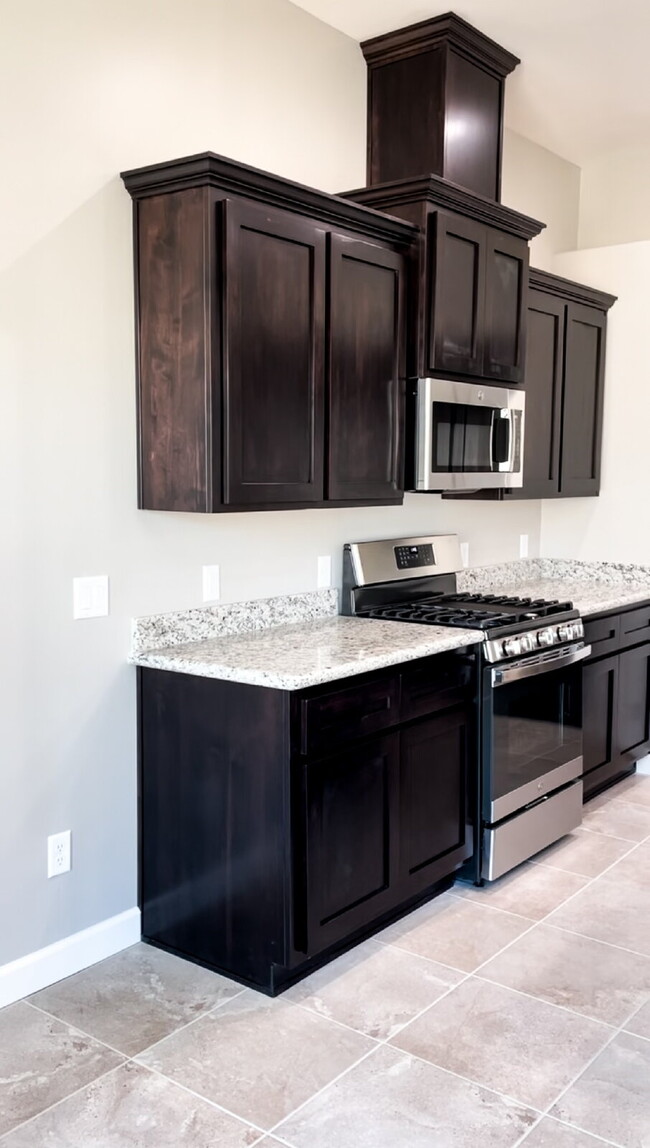 Building Photo - Well-Maintained and Updated 3-Bedroom + De...