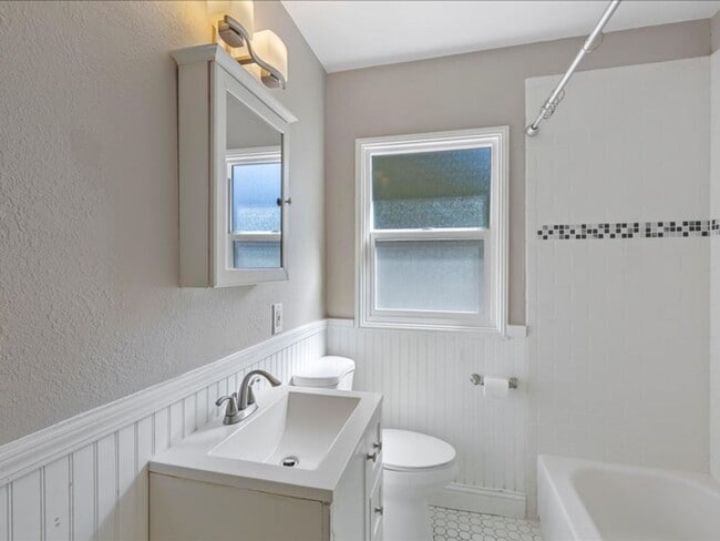 Building Photo - Sunny & Bright Bungalow in King Estates