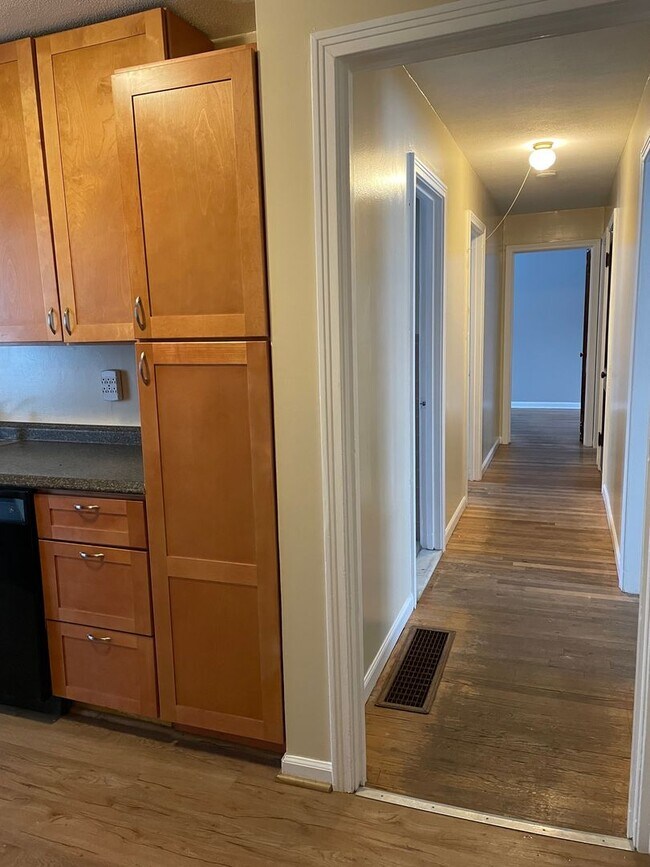 Building Photo - 3 Bed, 1 Bath- Ranch, Liverpool-Galeville