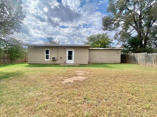 Building Photo - 3 bed 1 bath 2 car garage now available in the medical district