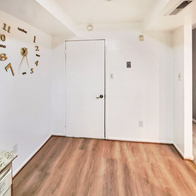 Building Photo - 10244 Prince Pl