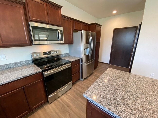 Building Photo - Newer, Spacious 5 Bedroom 3 Bed House!