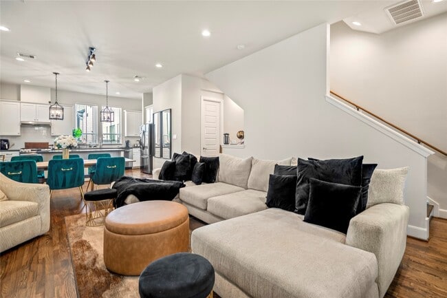 Building Photo - 2806 Grand Fountains Dr