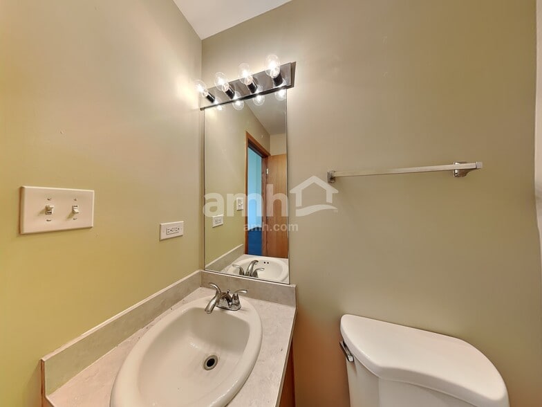 Building Photo - 2816 Bloomfield Dr