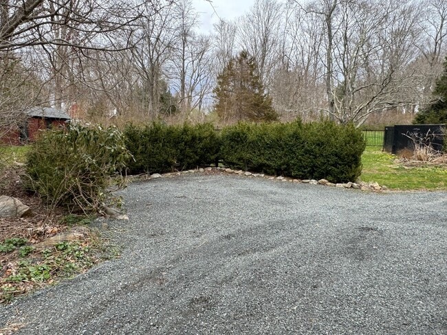 Building Photo - 592 Horse Pond Rd