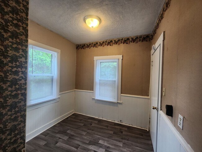 Building Photo - 2 Bedroom Home