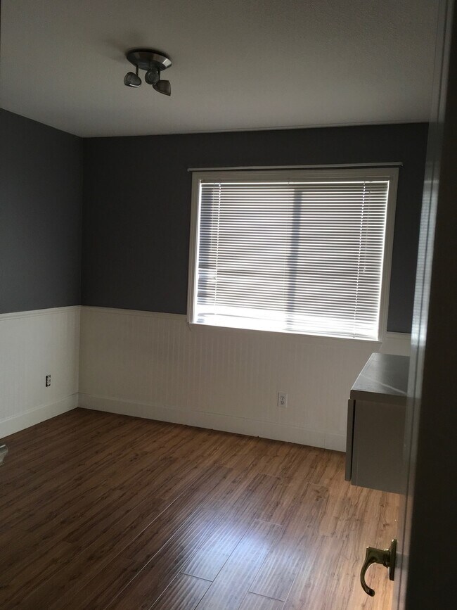 Building Photo - Charming home in established neighborhood with 4 bedrooms and 3 baths.