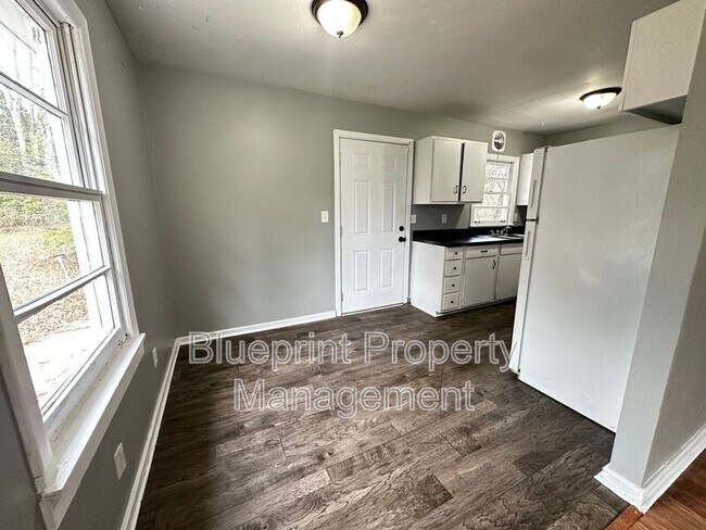 Building Photo - 913 27th St SW