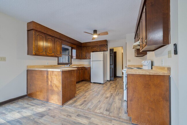 Building Photo - Quiet 3-bed 2-bath Spacious Home