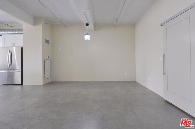 Building Photo - 849 S Broadway