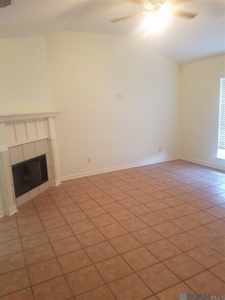 Building Photo - 16242 E Ridgewood Dr
