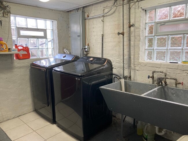 Building Photo - 4830 N Tripp Ave