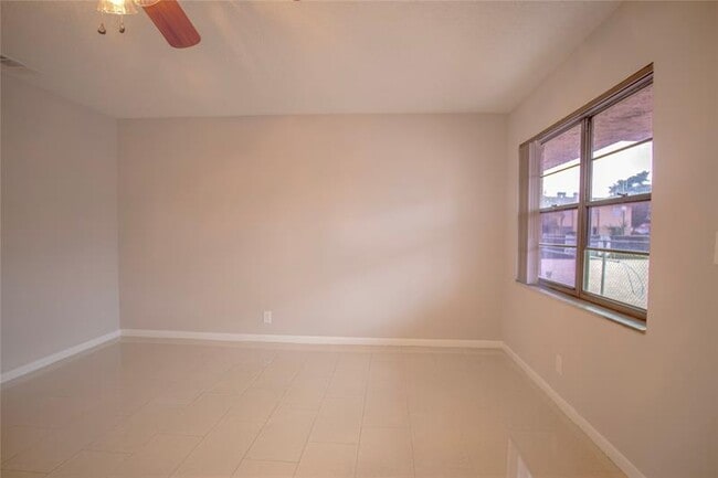 Building Photo - 416 Lakeside Dr