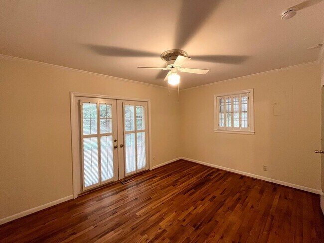 Building Photo - Comfortable 3BD, 1.5BA House with Large Fe...