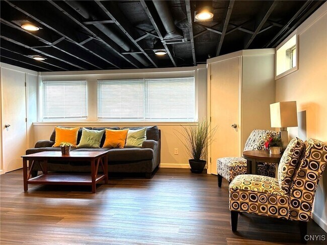 Building Photo - 302 Oakridge Dr